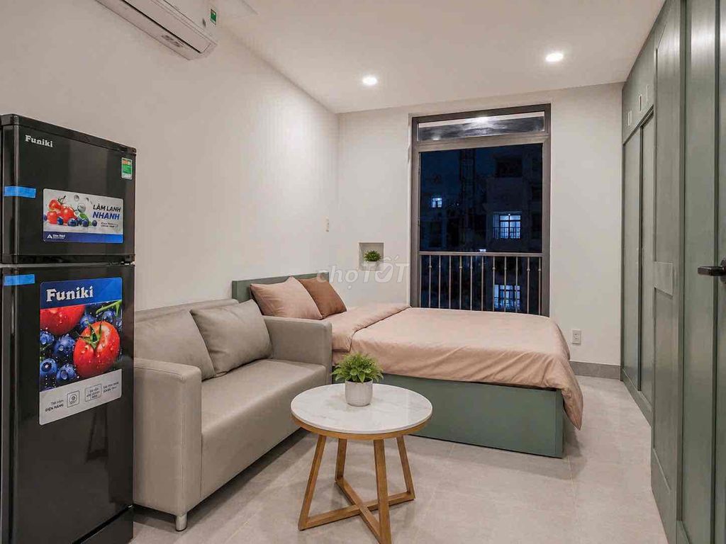 Rent the Public Services Room in the Market.