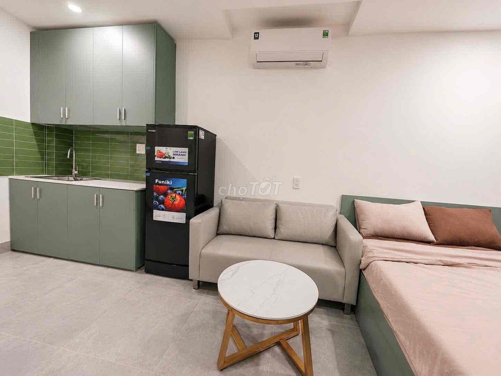Rent the Public Services Room in the Market.