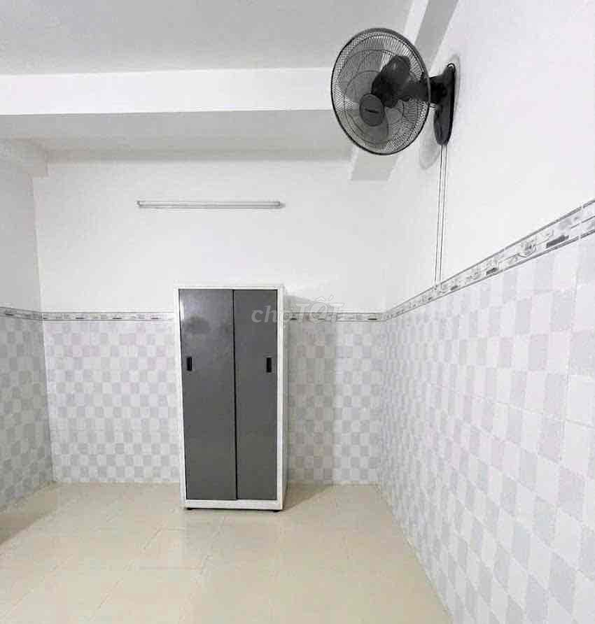 Rent the apartment 900 meters away, same way. Hub 1km, right at the Queen 2 số 6