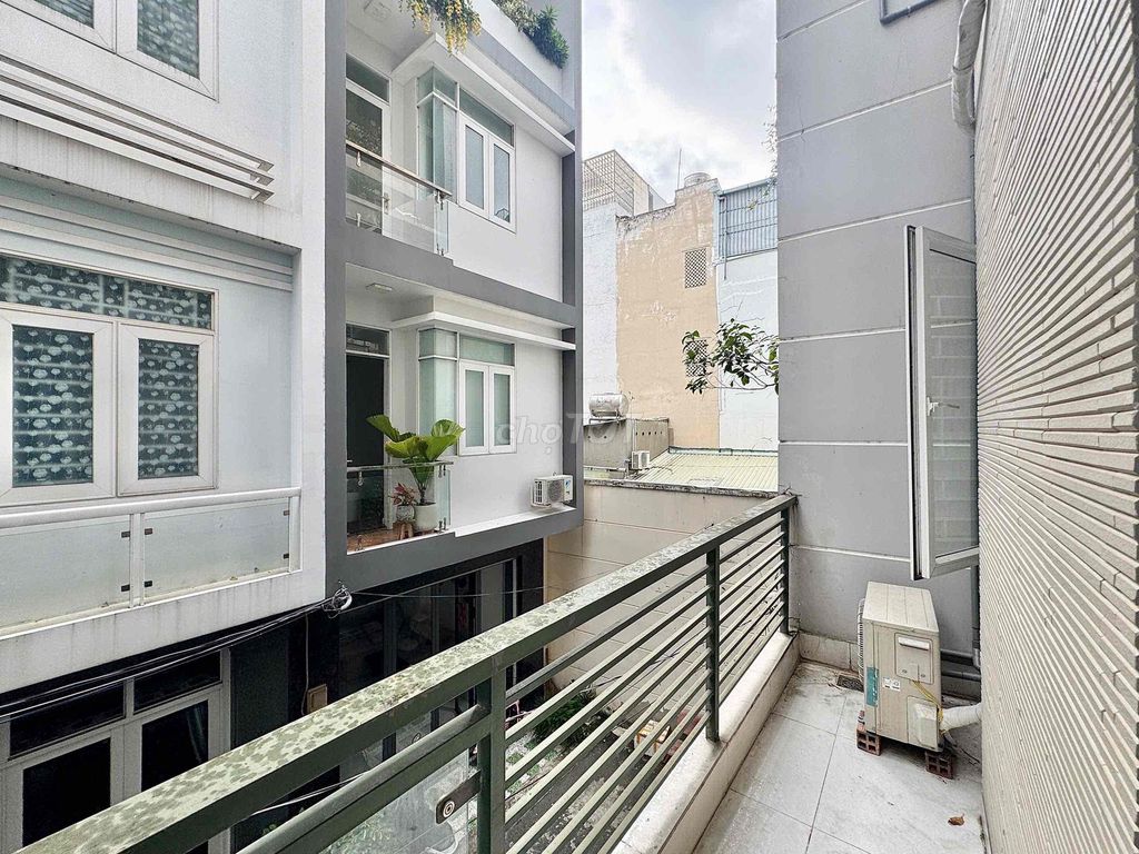 rents a balcony window full of Nguyễn Phúc Chu interiors