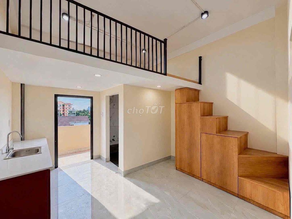 We're staying at the balcony right here at Man Thiện - near the Thủ Đức stop, Part University.
