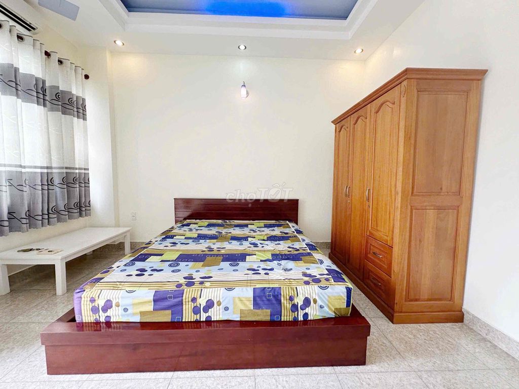 There's a balcony in Hẻm 417 Quang Trung.