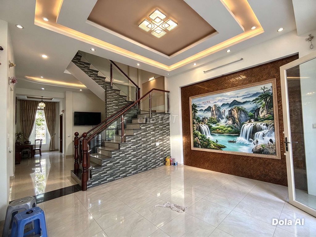 Shock! Three stories, four bedrooms, 5 Mq0 Autoway-- 9 million a month!