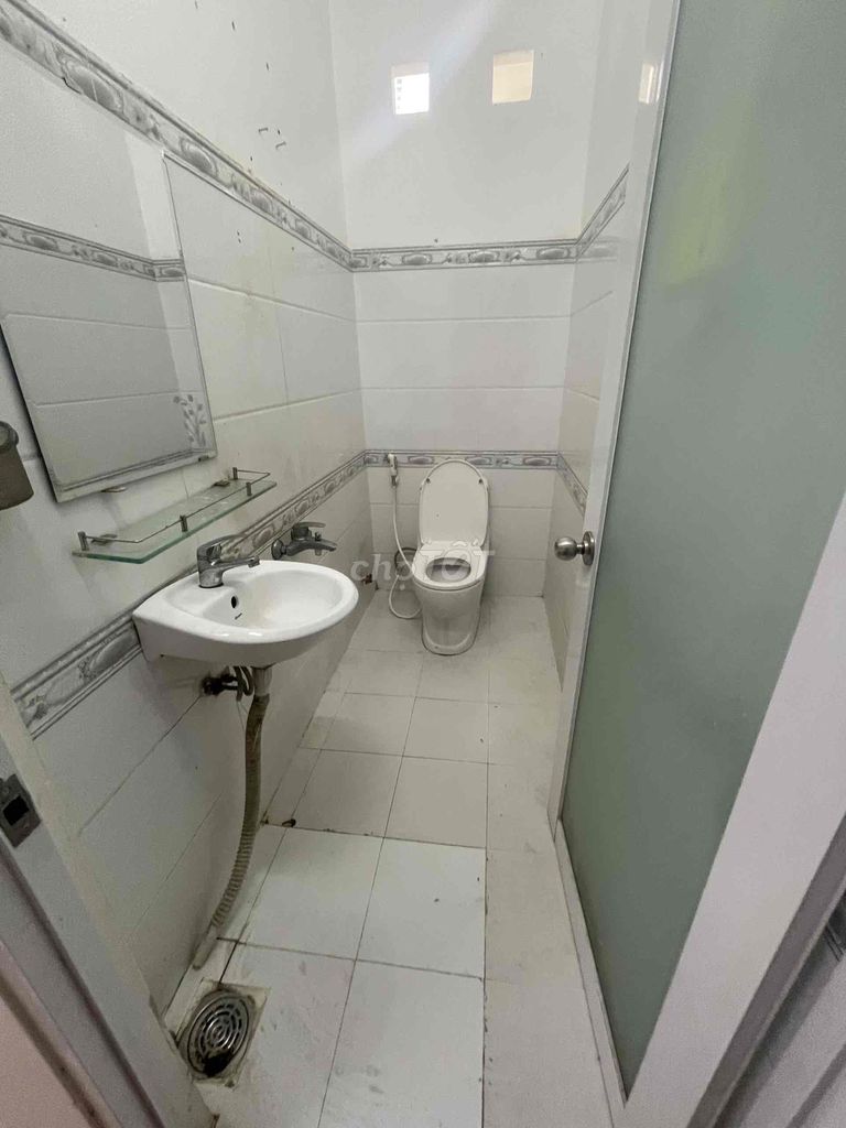 Rent 5 x 10 meters, one floor, alley car, near the bridge market, nvq, District 12