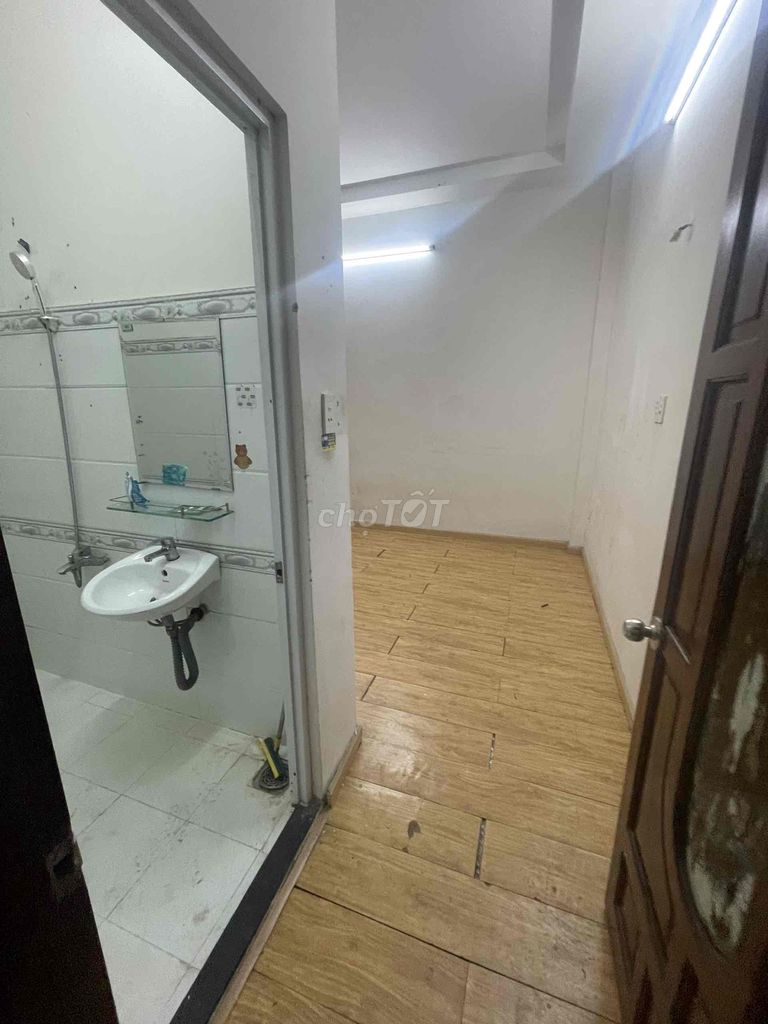 Rent 5 x 10 meters, one floor, alley car, near the bridge market, nvq, District 12
