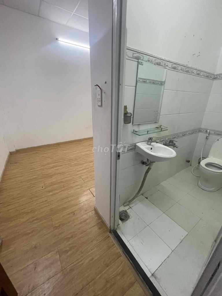 Rent 5 x 10 meters, one floor, alley car, near the bridge market, nvq, District 12