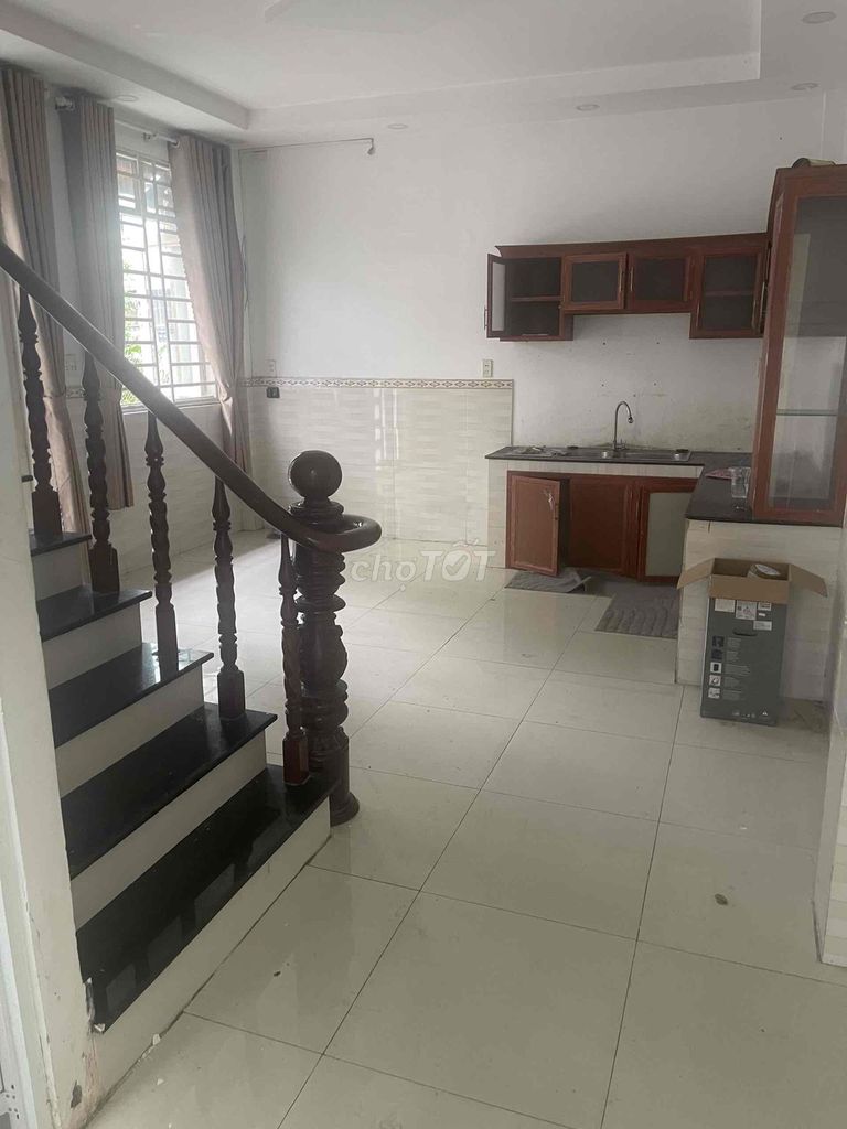 Rent 5 x 10 meters, one floor, alley car, near the bridge market, nvq, District 12