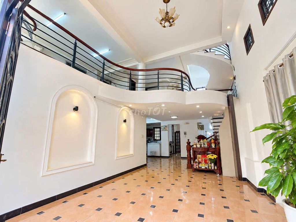 The entire ten x 20 interior has six bedrooms, six toilets.