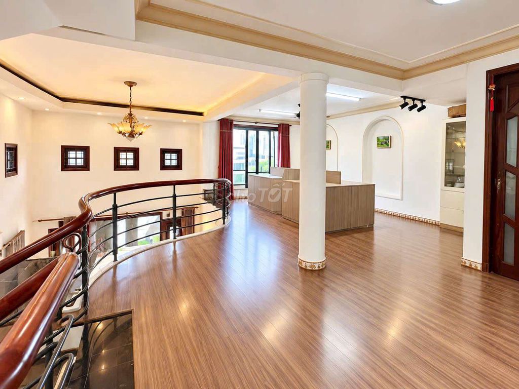 The entire ten x 20 interior has six bedrooms, six toilets.