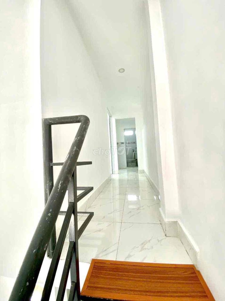 Three bedrooms. Eight Linh Xuân for eight million.