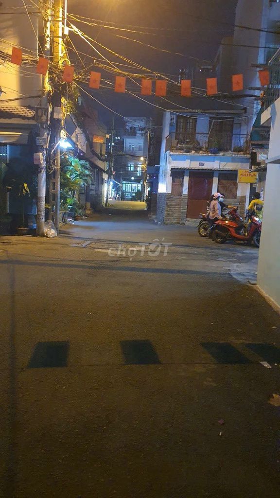 Renting a small six-year-old house, car lanes, Bà Hom,