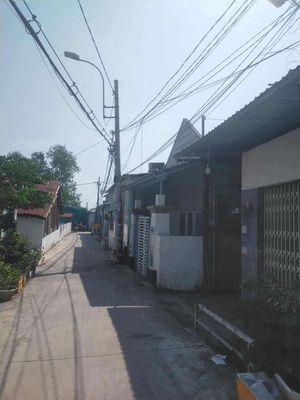 Rent a truck alley house near a dry bridge.