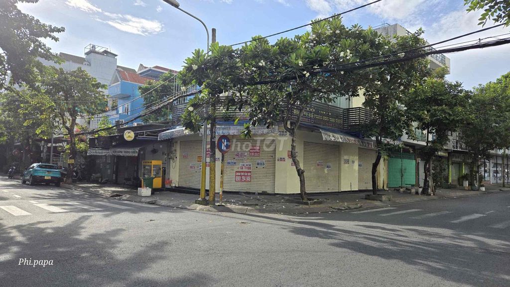 Rent the corner of 81th Street.