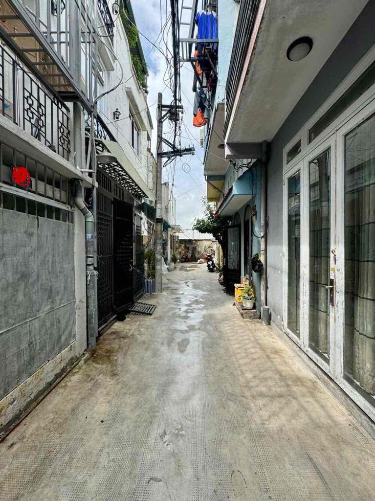 Rent a three-size bedroom near the airport.