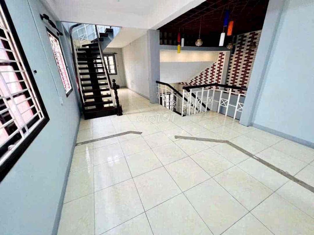 1 00 feet of floor 5 bedroom 4 wide alley bathrooms, Security
