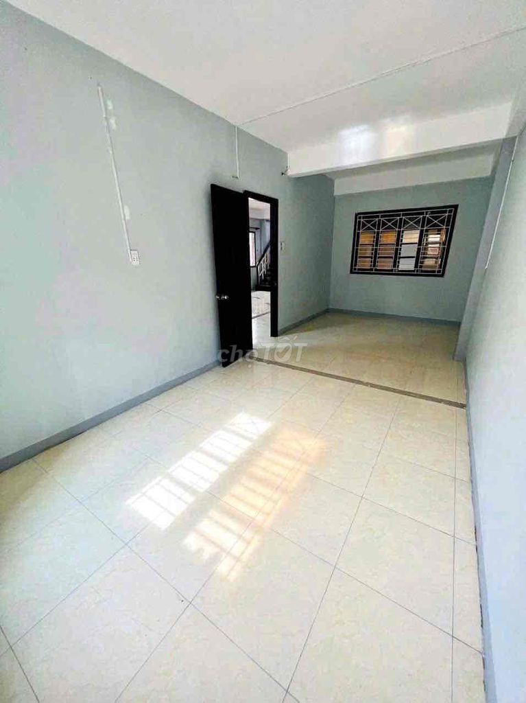 1 00 feet of floor 5 bedroom 4 wide alley bathrooms, Security
