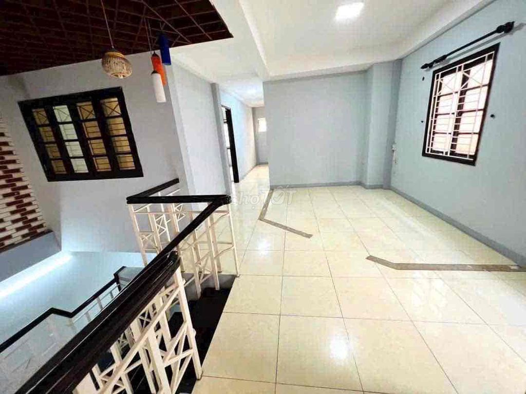 1 00 feet of floor 5 bedroom 4 wide alley bathrooms, Security