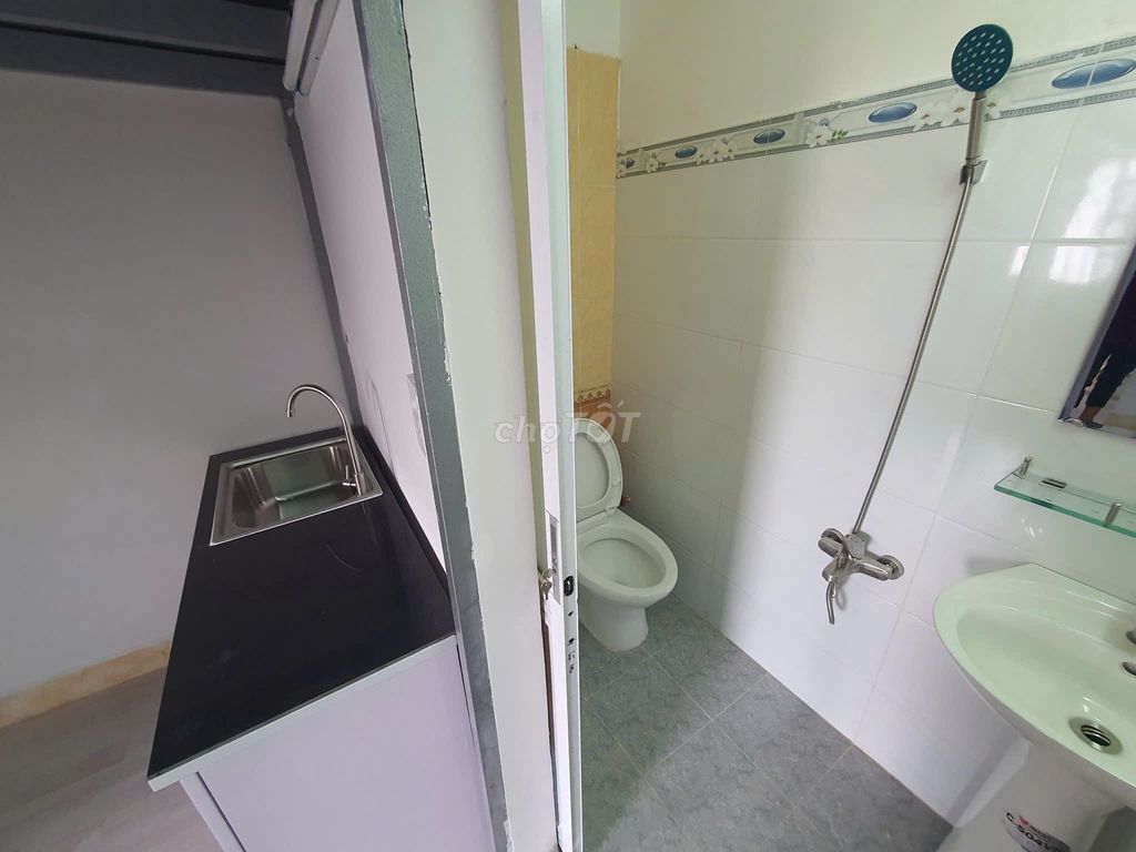 1st floor balcony, free service - for petting pet - near the train station