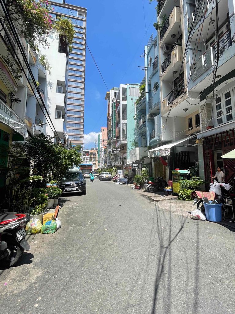 Rent the original house-- Nguyễn Thị Minh Khai, District 1.