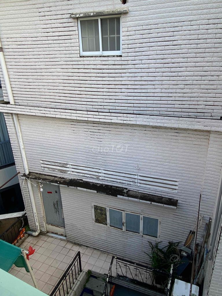 The Bình Thạnh little house has a yard, a casting guard, and it's on its way to independence. Just let you live.