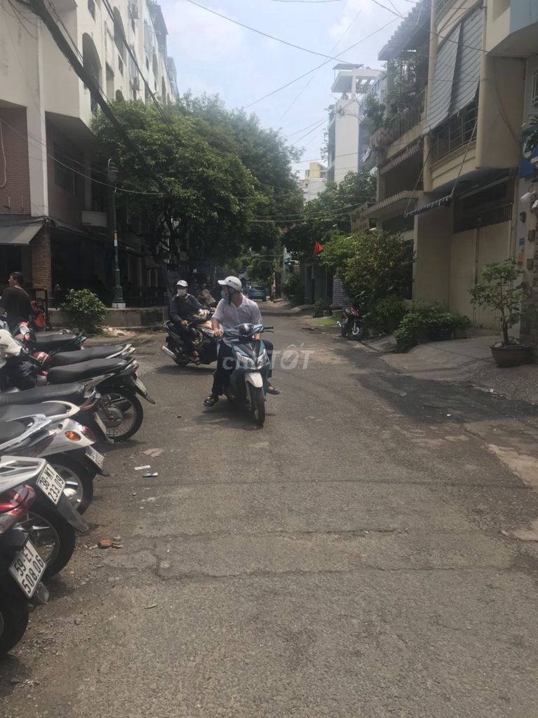 It's the owner who rents an alley 299 Lý Thường Kiệt-7.15 District 11