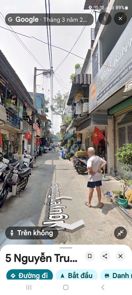 The great alley house is eight meters downtown. One cheap.