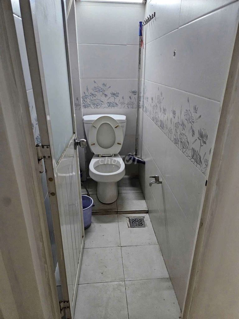 Gò Vấps two bedrooms, two toilets. The alley is parked.
