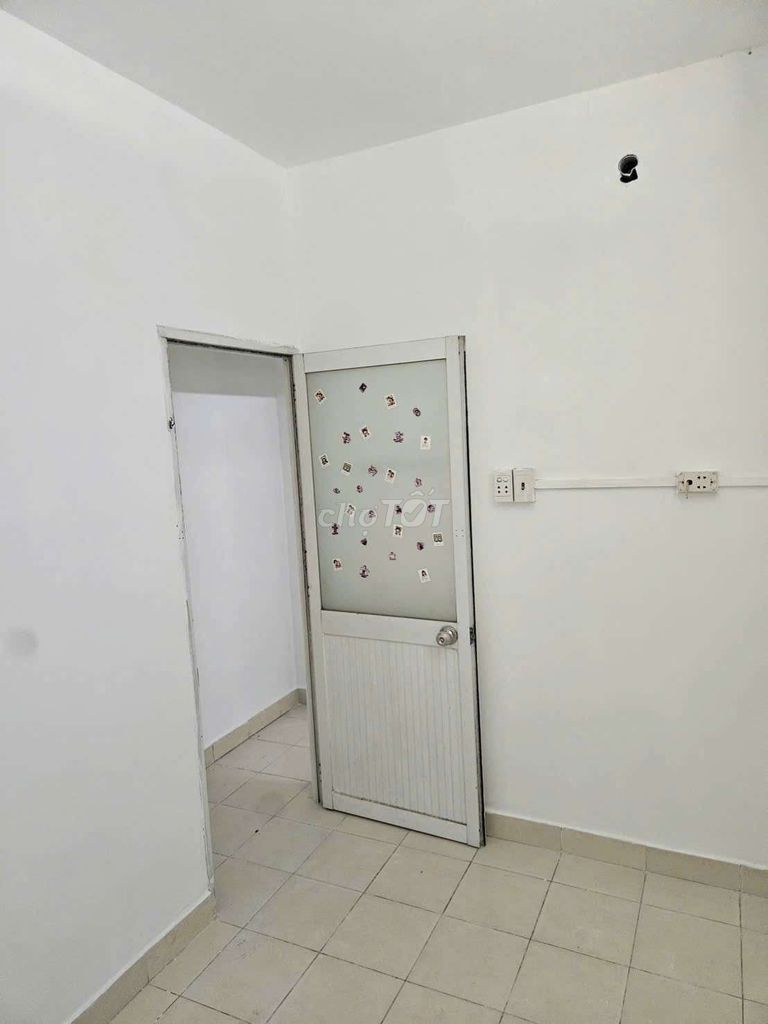 Gò Vấps two bedrooms, two toilets. The alley is parked.