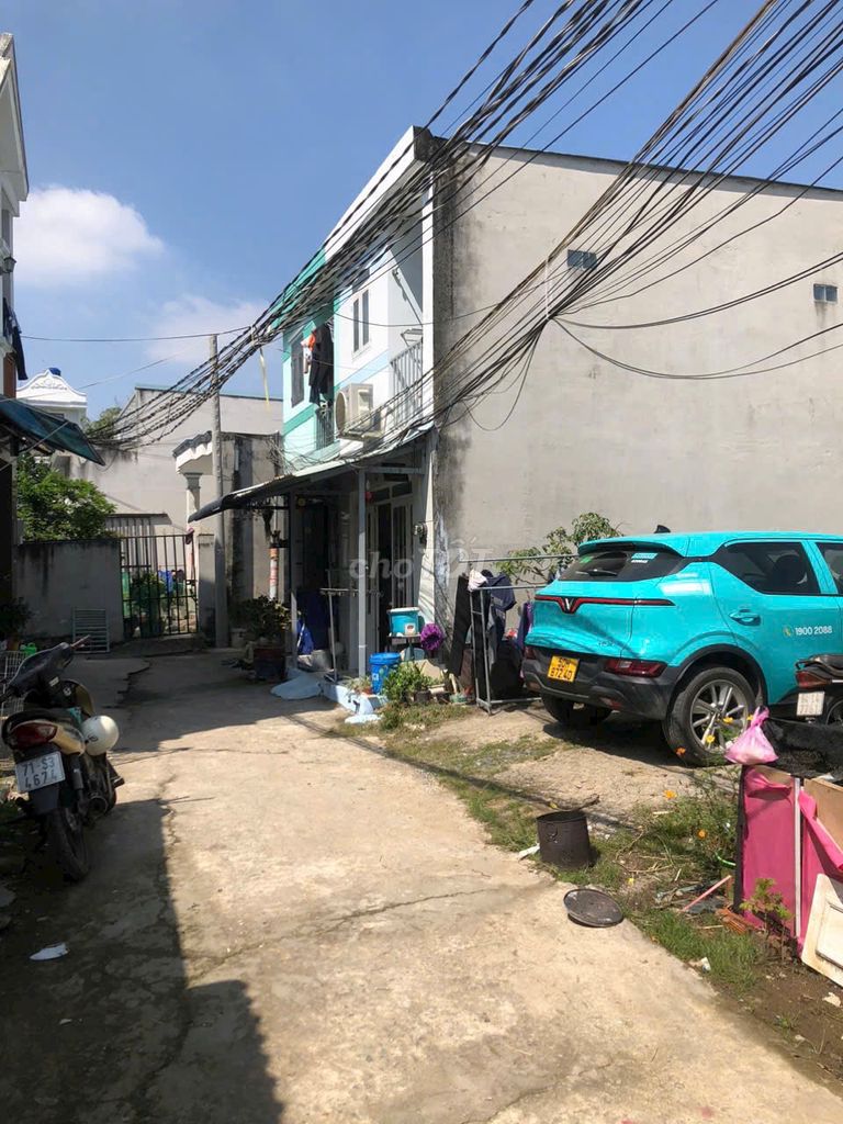 We need to rent our own house at the Dragon Queens. It's only two and a half kilometers from the Nhà Bè Bat Bridge.