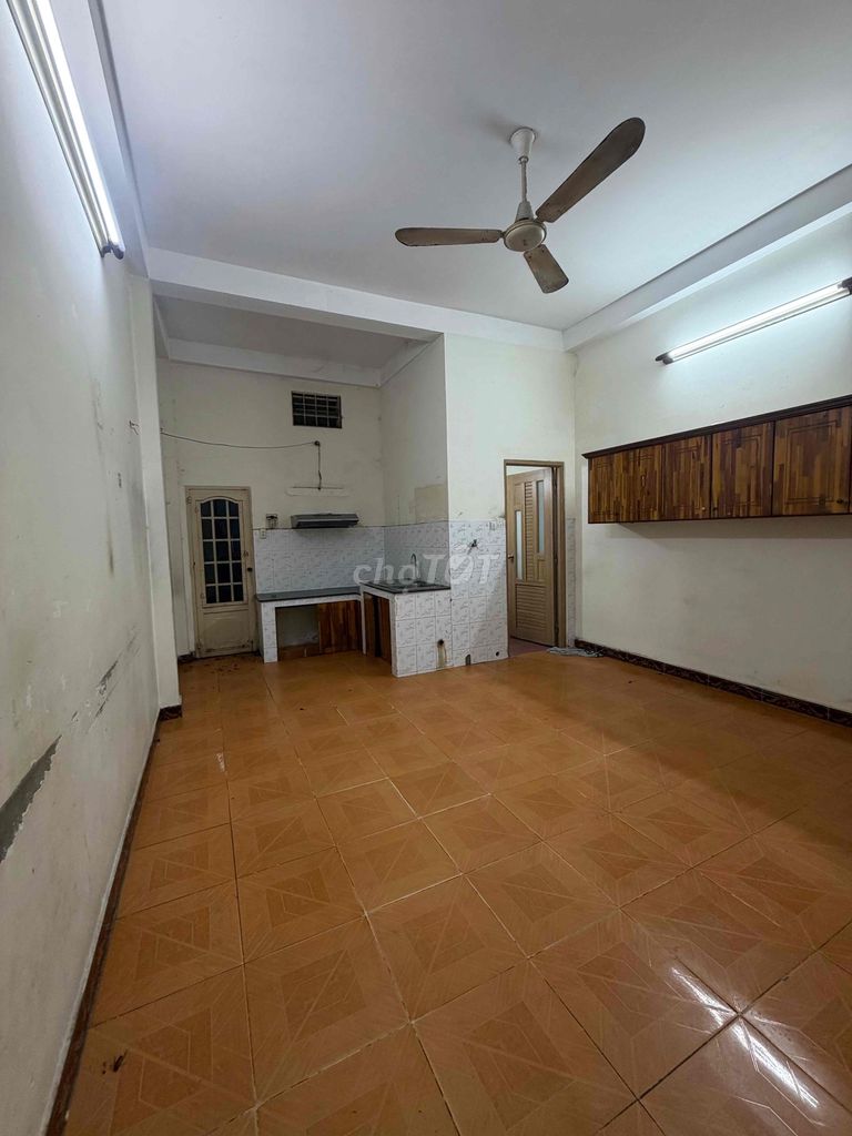 House on 27th, 2nd floor, 4th floor, 3 toilets, 10.5 million a month.