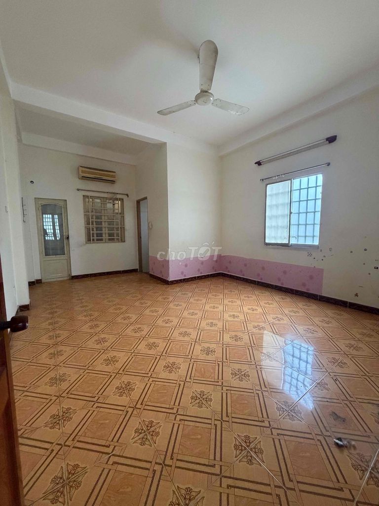 House on 27th, 2nd floor, 4th floor, 3 toilets, 10.5 million a month.