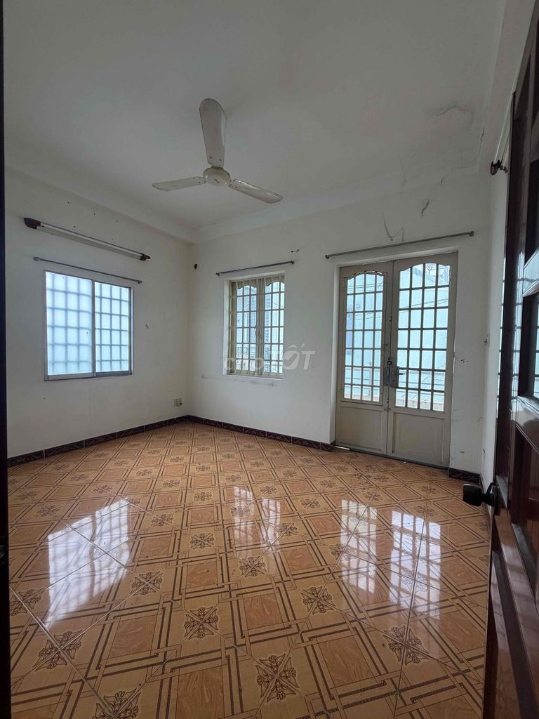 House on 27th, 2nd floor, 4th floor, 3 toilets, 10.5 million a month.