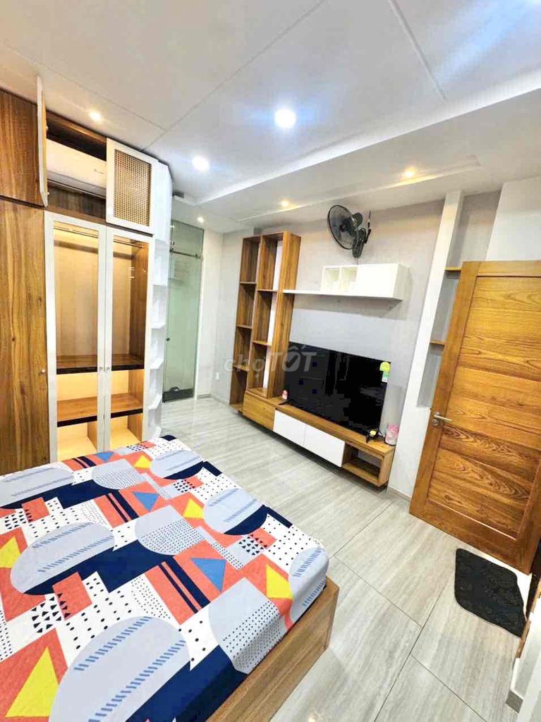 Four-foot-four-foot-four-four-story furniture, five bedrooms, 6 Phạm Văn Chiêu alley toilets.