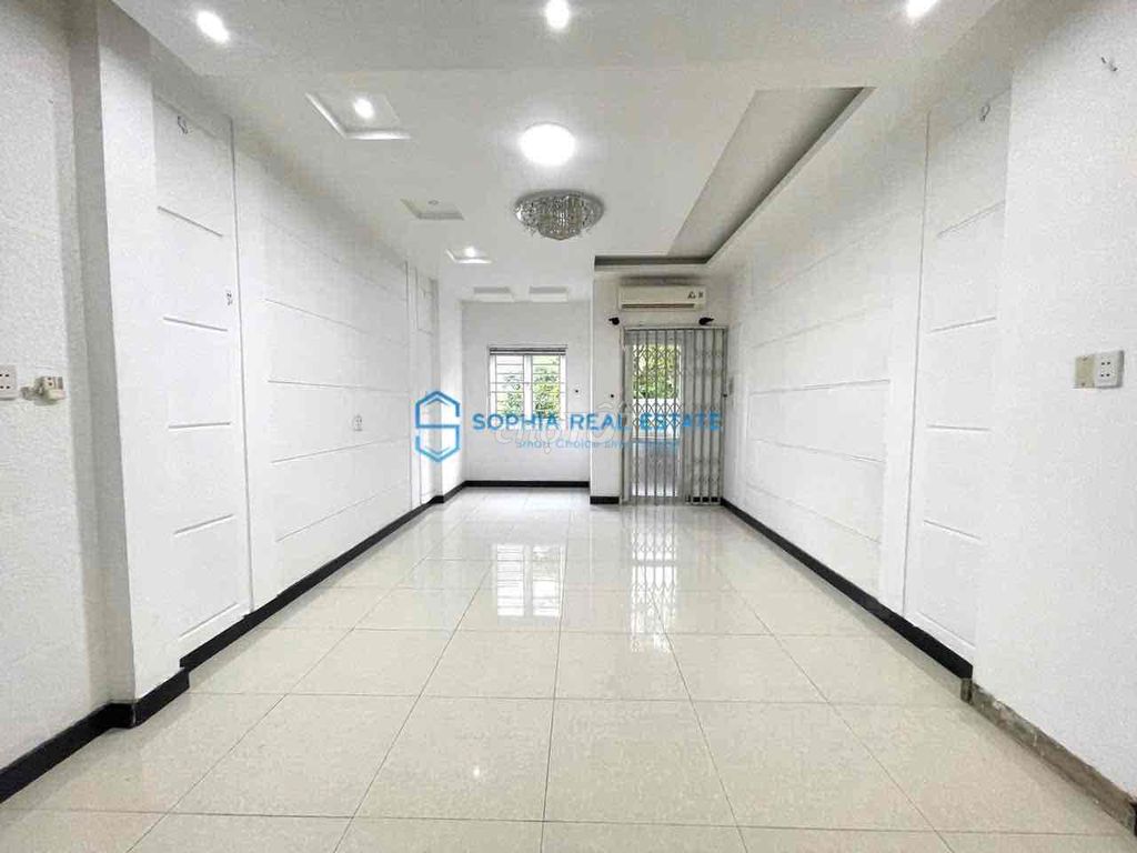 Brain ceiling, fourth floor, super large room.