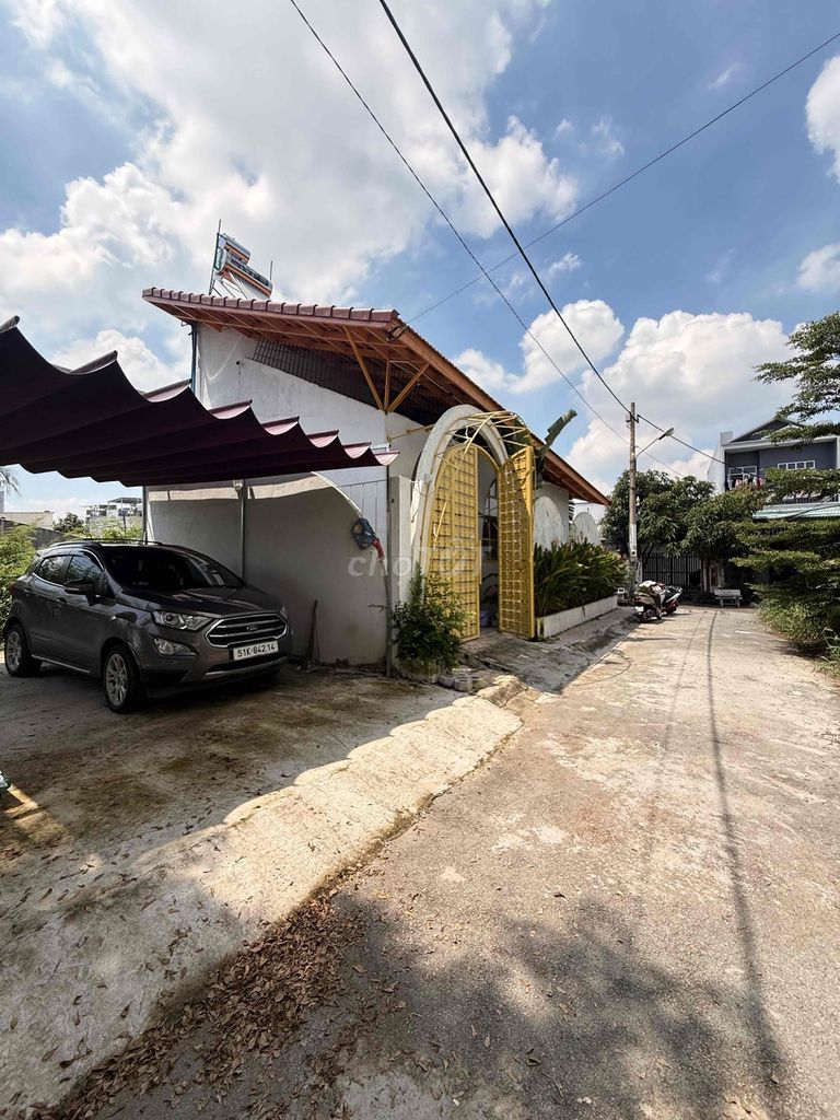 The Nguyễn Bình Nhà Bè garden house has interior