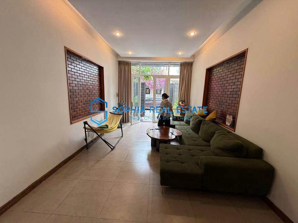 A beautiful house, a quiet area near park-- 29 million a month.
