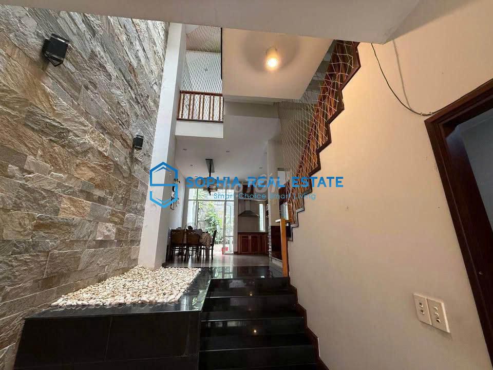 A beautiful house, a quiet area near park-- 29 million a month.