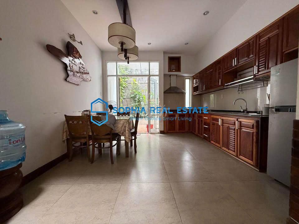 A beautiful house, a quiet area near park-- 29 million a month.