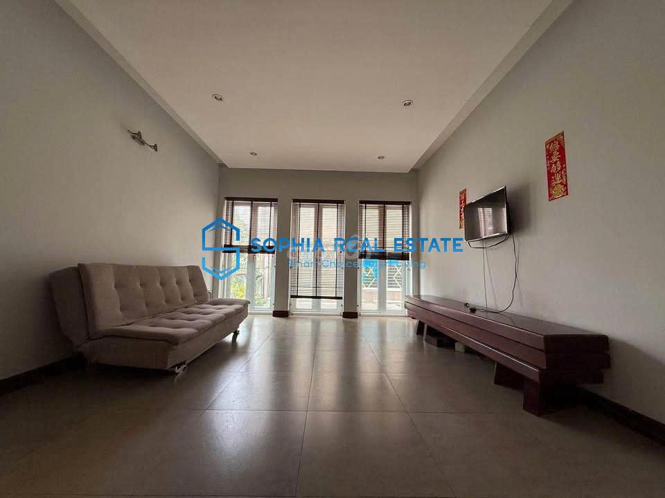 A beautiful house, a quiet area near park-- 29 million a month.