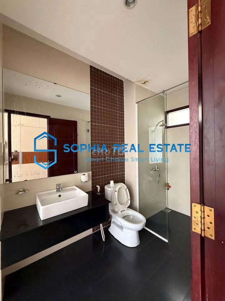 A beautiful house, a quiet area near park-- 29 million a month.
