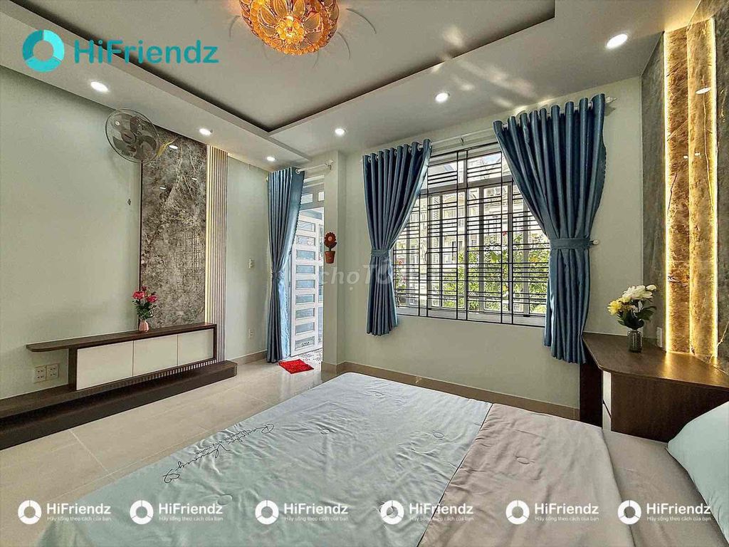 Rent a super cool balcony studio in the sandstone market.