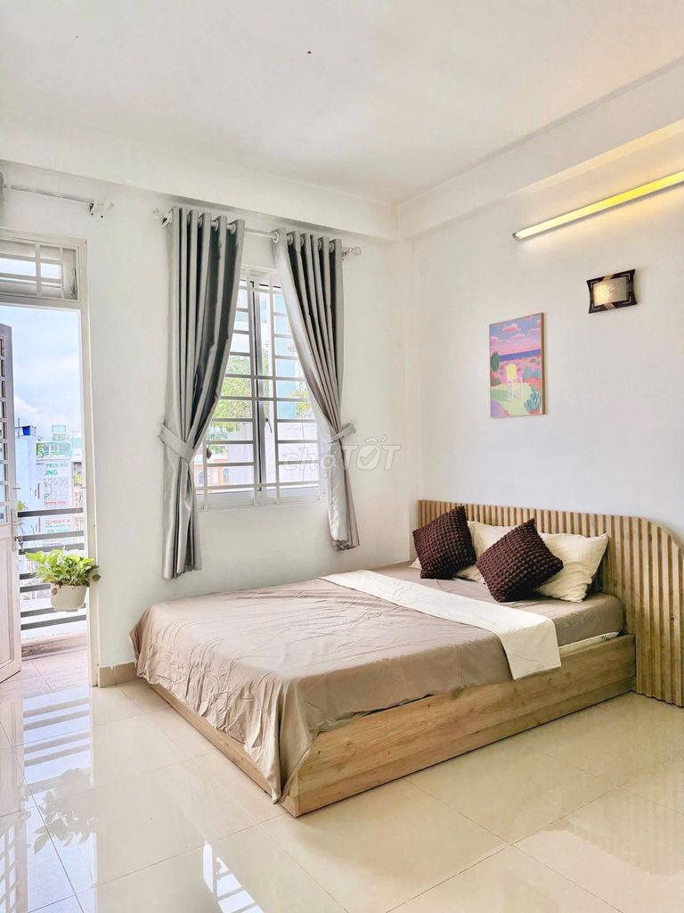 It's the owner of the Nguyễn Thái Sơn balcony studio.