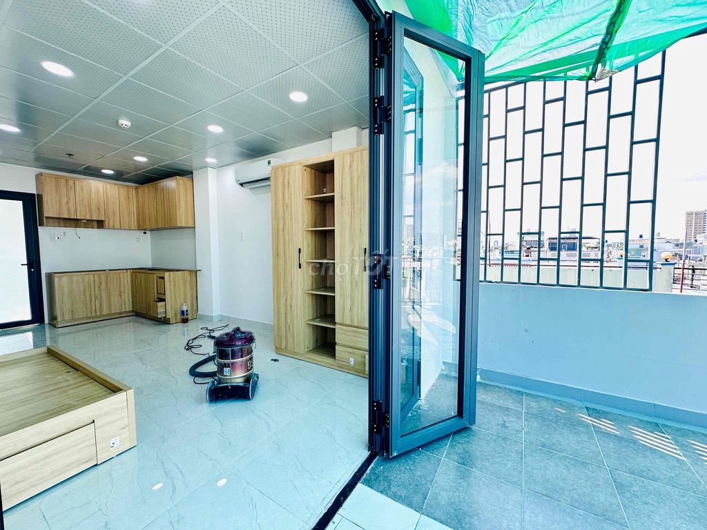 Rent Penthouse, full of 7th and Conveyor.
