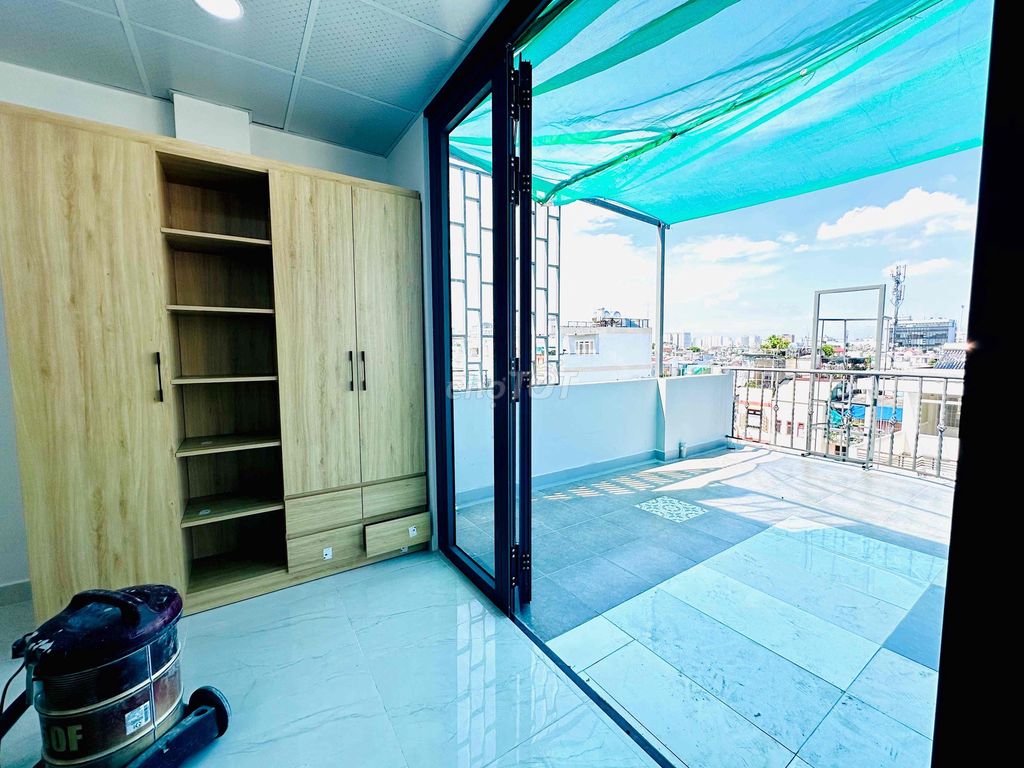 Rent Penthouse, full of 7th and Conveyor.