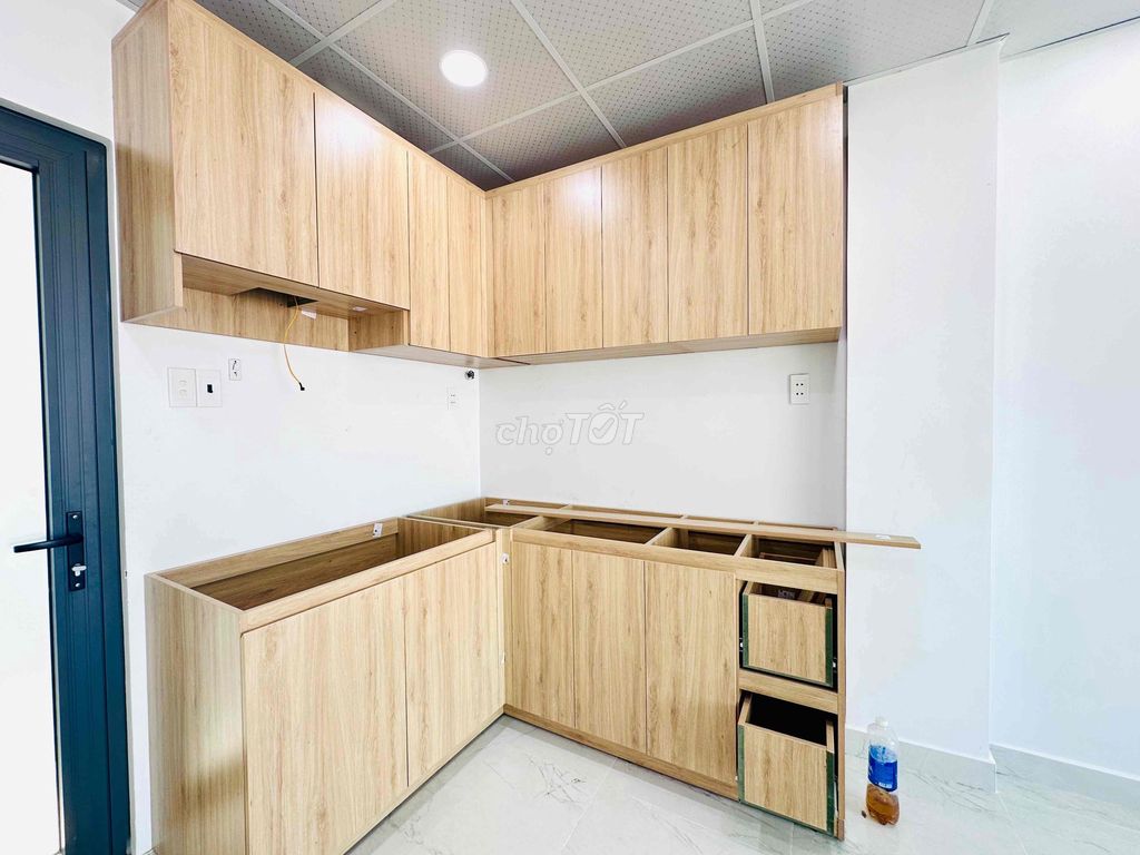 Rent Penthouse, full of 7th and Conveyor.