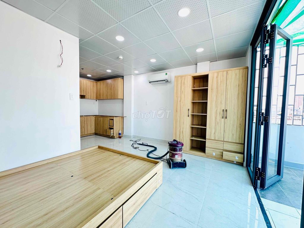 Rent Penthouse, full of 7th and Conveyor.