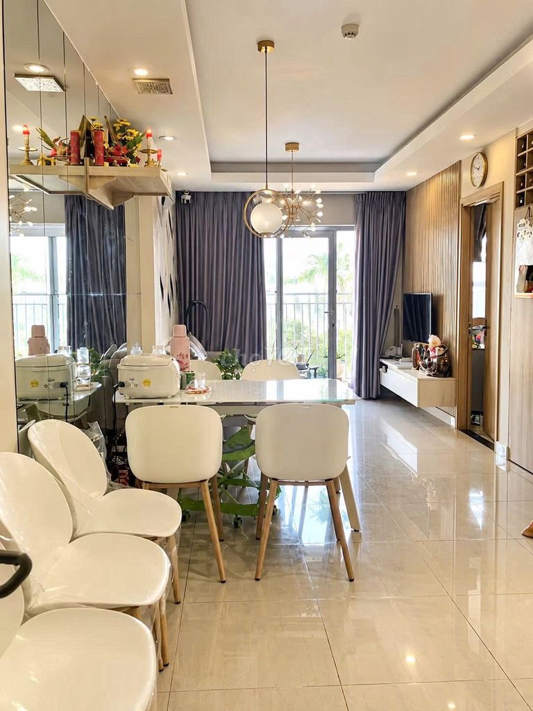 Rent the city corner, two bedrooms, two full interior toilets.