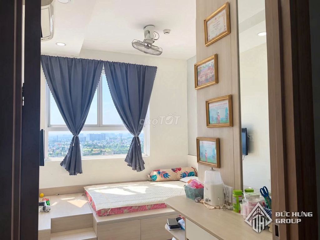 Rent the city corner, two bedrooms, two full interior toilets.
