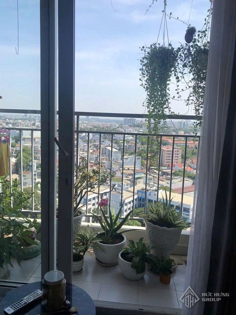 Rent the city corner, two bedrooms, two full interior toilets.