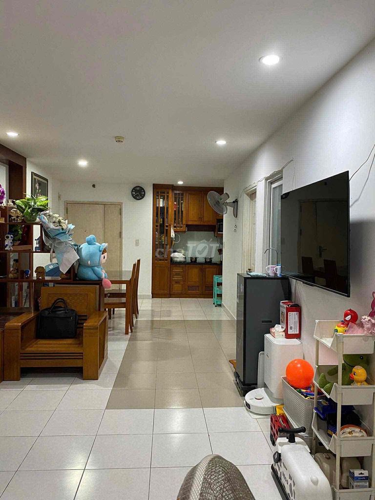 It was the owner who rented the apartment on the corner of a four-S building.